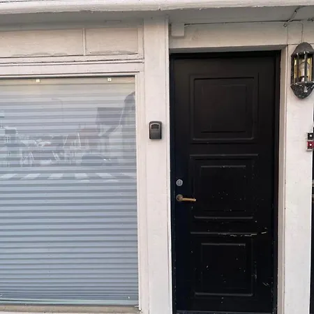 公寓 The Black Door. *