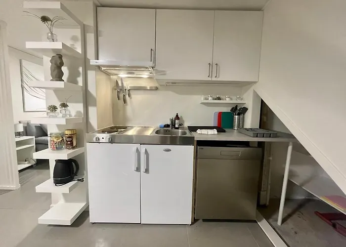 The Black Door. Lägenhet *