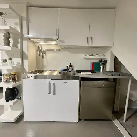 The Black Door. 아파트 *