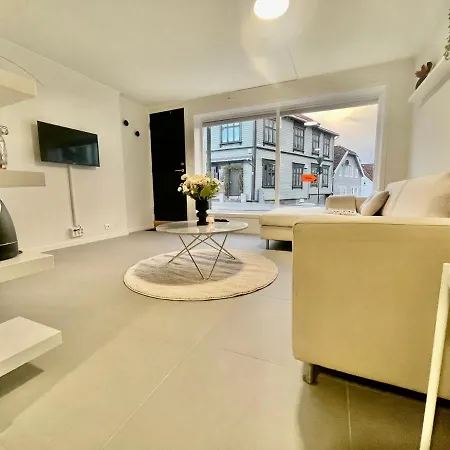 The Black Door. 아파트