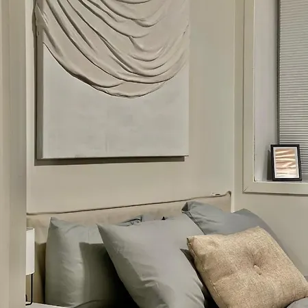 아파트 The Black Door.